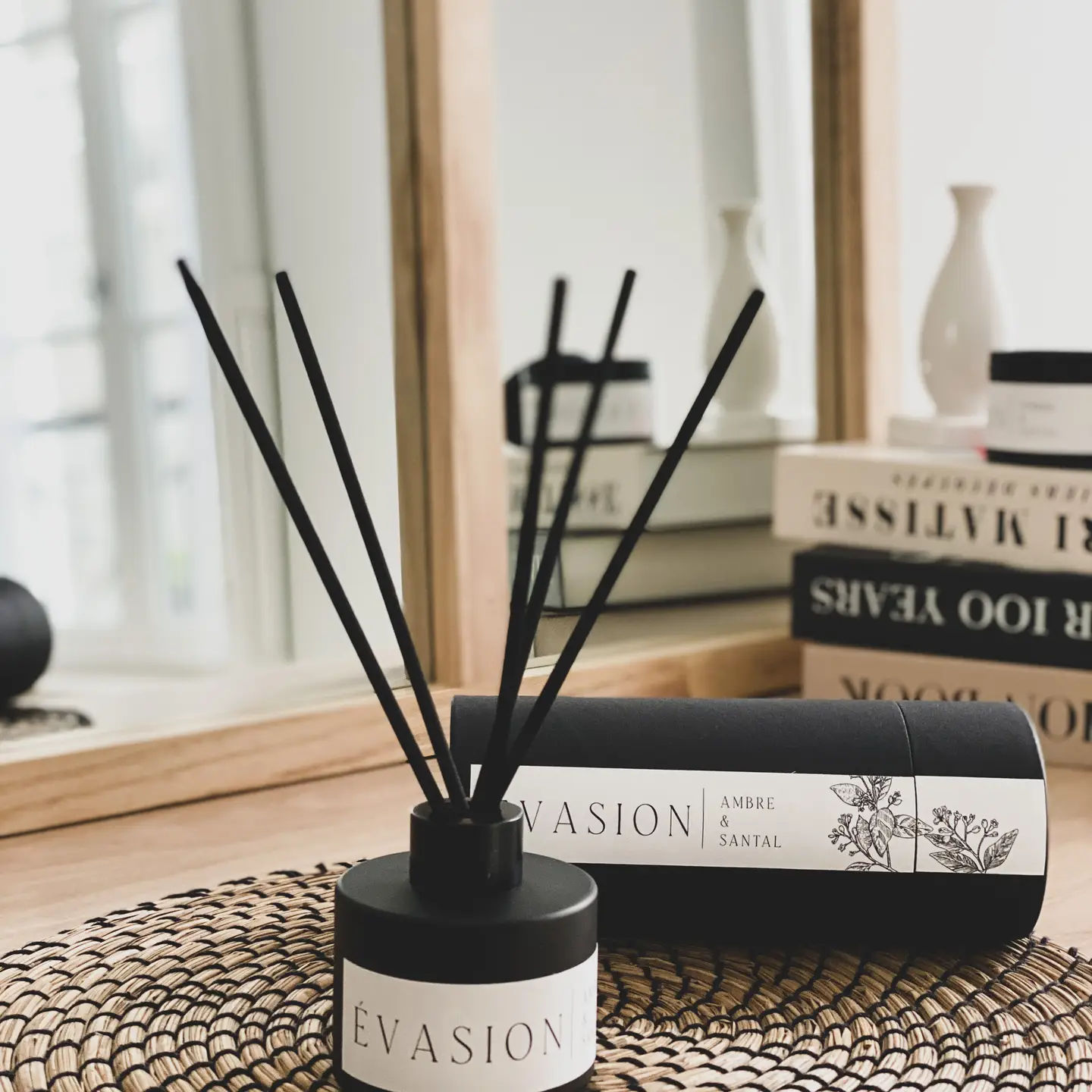 diffuseur parfum ambre santal,diffuseur intérieur boisé,parfum d’ambiance chaleureux,diffuseur bâtonnets élégant,parfum oriental maison,ambiance cocooning,Ambiance chaleureuse et boisée,ÉVASION pour créer une ambiance chaleureuse