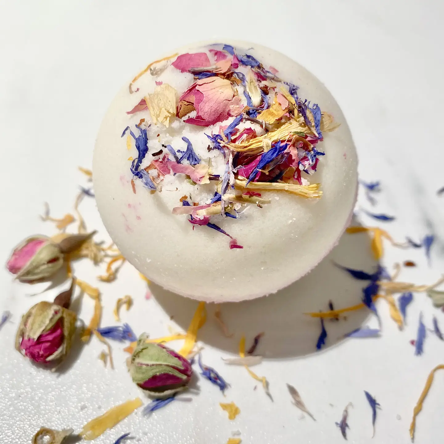 bombe de bain rose,bombe de bain florale,bombe de bain relaxante,bain cocooning,soin bain bien-être,bombe de bain naturelle,idée cadeau bain,un moment de bien-être cocooning