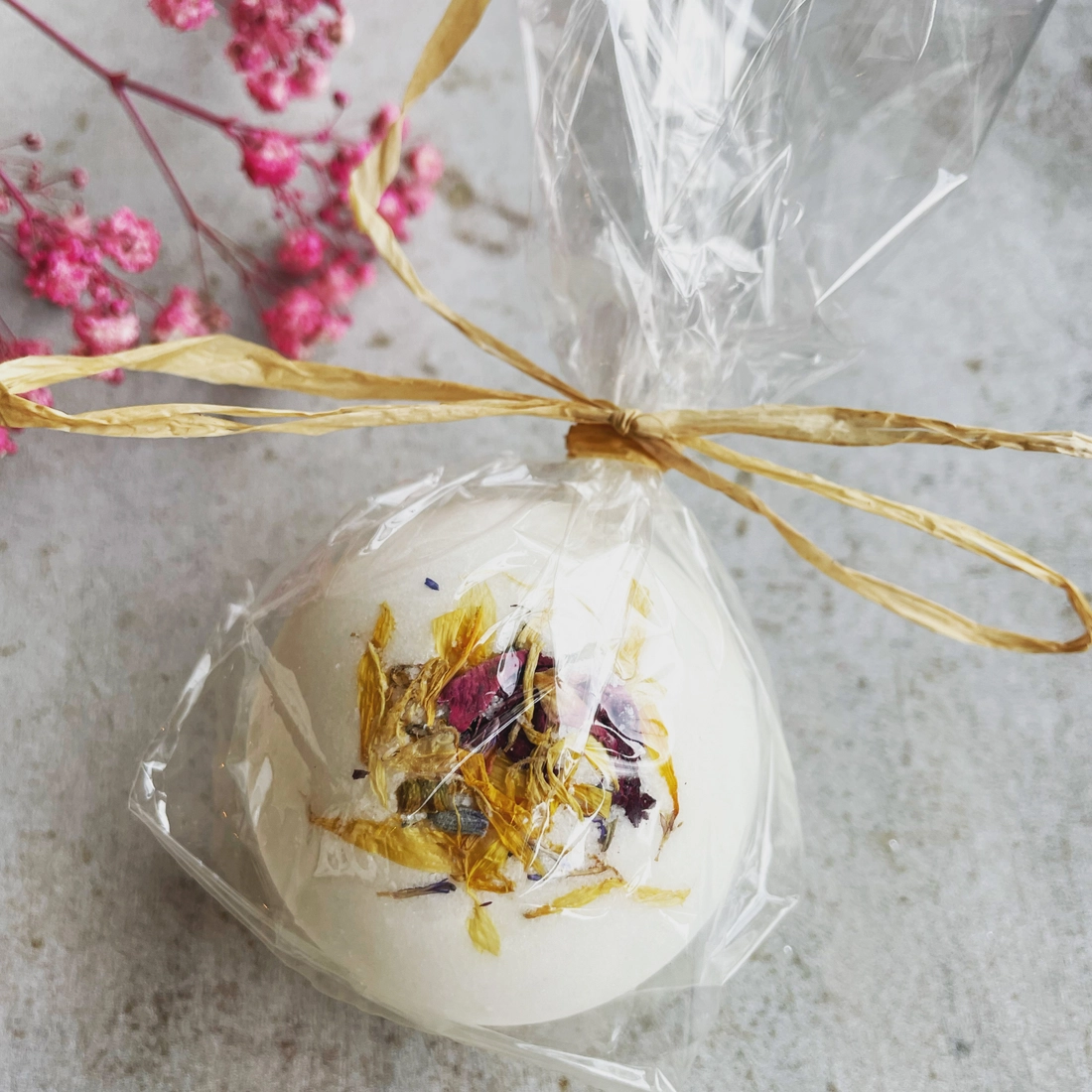 bombe de bain pétales,bombe de bain lavande rose,bain cocooning naturel,soin bain bien-être,idée cadeau bain,un moment de bien-être cocooning,Bain floral apaisant